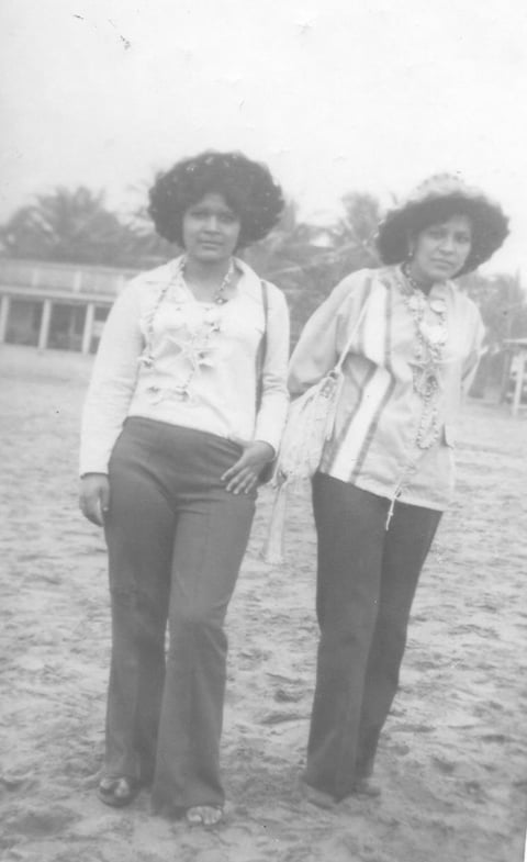 03122017 En la Iglesia de Guadalupe, Elvia Rivas y Margarita Borroel, en 1971.