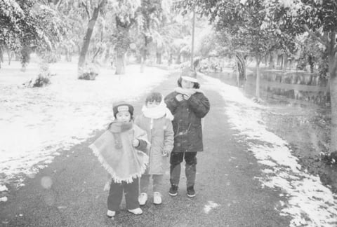 10122017 Angie, Scarleth y Nancy Ruvalcaba en el bosque en la
nevada de 1997