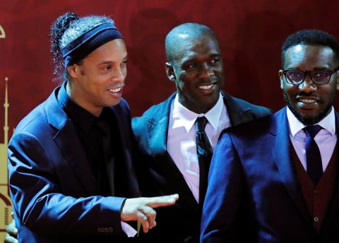 Ronaldinho compartiendo foto con Seedorf y Okacha.
