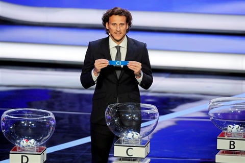 Diego Forlan estuvo encargado de definir el camino de los equipos que iban saliendo de los bombos.