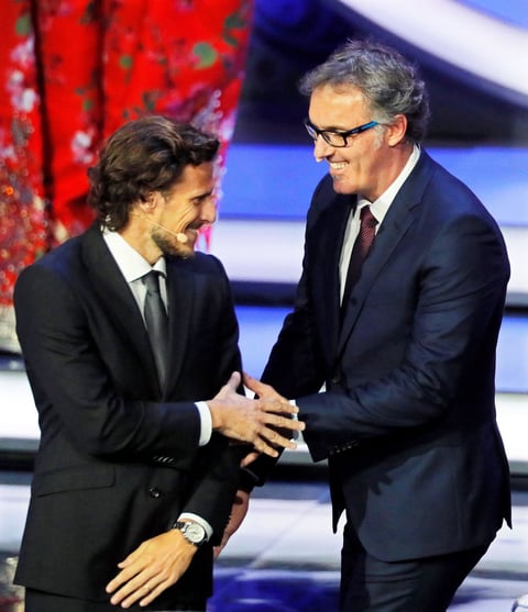 Laurent Blanc saluda a Diego Forlan.