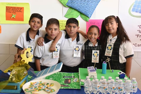 02122017 POSAN PARA LA FOTO.  José, Sofía, Regina, Mariana y Karla.