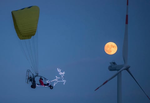 "Santa" sobrevoló el cielo de Alemania iluminado por la súper luna.