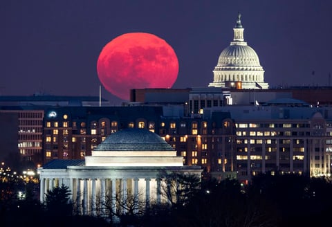 La luna lució así desde el capitolio en Washington.
