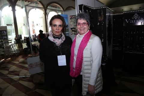 Ma. Elena Castaños e Yvette Vinay.