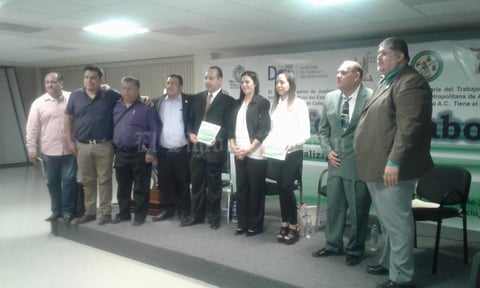 03122017 Lic. Carlos Espinoza Calzada, Presidente de la Junta Local de Conciliación y Arbitraje de Torreón, Coahuila, junto al Lic. Carlos Gabriel Olvera Corral, Magistrado del Segundo Tribunal Colegiado en materias civil y de Trabajo del octavo circuito en el Foro Reforma Laboral.