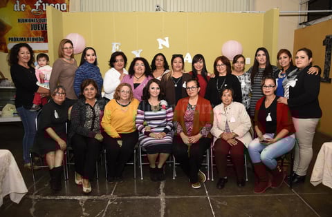 04122017 POR CASARSE.  Reyna Collazo García con algunas de sus invitadas en su despedida de soltera.
