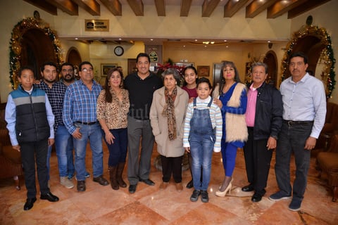 03122017 AMENO RATO.  René Arellano celebrando con sus familiares.
