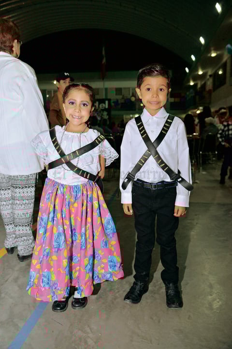 05122017 EVENTO ESCOLAR.  Dayanik y Derek.