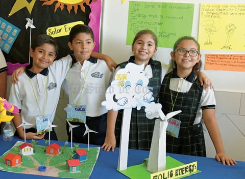 05122017 EVENTO ESCOLAR.  Jorge, Carlos, Vania y Camila.