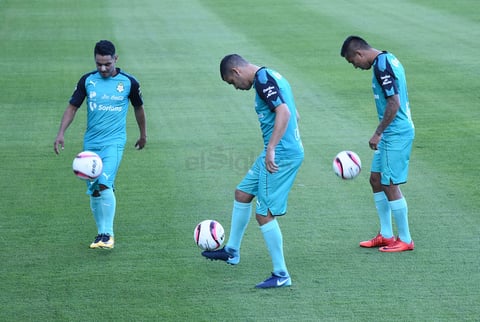 Posterior a la presentación oficial en la que se pusieron las camisetas de juego, los nuevos santistas mostraron sus habilidades dominando el balón en la cancha del estadio Corona.
