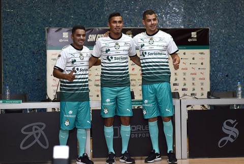 Santos Laguna comenzó formalmente con su etapa de pretemporada, al presentar esta tarde a tres de sus refuerzos rumbo al torneo Clausura 2018 de la Liga MX, José Juan Vázquez, Jesús Isijara y Gerardo Alcoba ya se pusieron la camiseta albiverde.