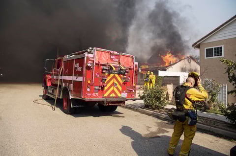 Los incendios pueden ocurrir cuando la reseca vegetación y la falta de lluvia se combinan con los infames vientos de Santa Ana en la región.