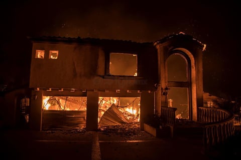 Obligaron a evacuar a decenas de miles de personas de sus casas y convirtieron sus posesiones en cenizas.