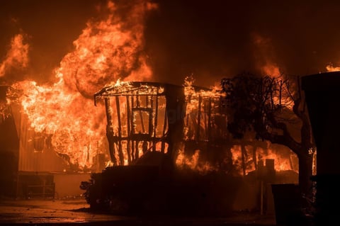 Las lenguas de fuego atravesaron rápidamente las áreas suburbanas del estado.