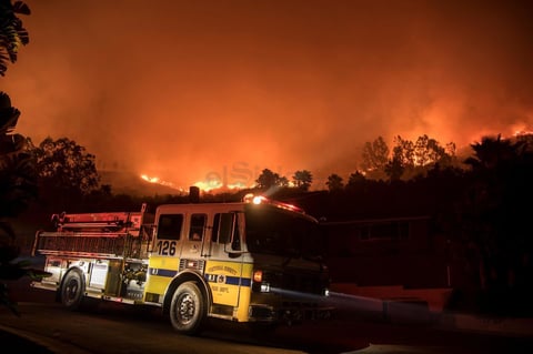 Mansiones y hogares modestos por igual estaban en llamas el martes en el sur de California.
