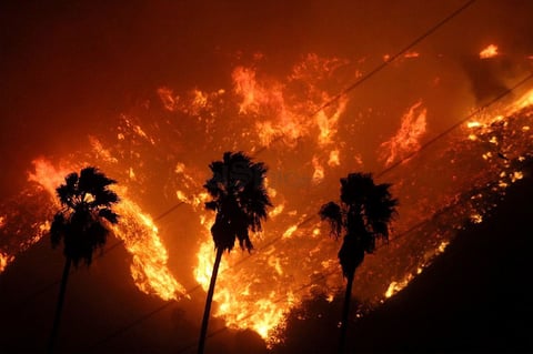 El humo oscureció el cielo del condado Ventura, ubicado a poco más de 90 kilómetros al noroeste de Los Ángeles.