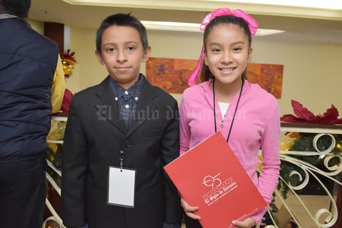 06122017 POSAN PARA LA FOTO.  Yurgen y Dariana.