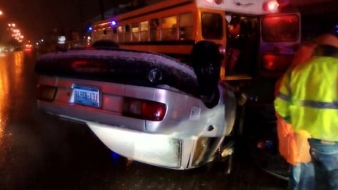 Se registró ya el primer accidente al volcar un auto Nissan por el pavimento derrapante.
