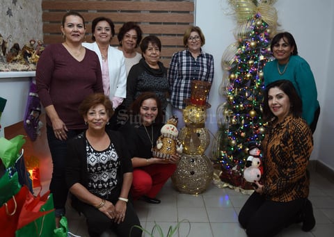 07122017 FELIZ CUMPLEAñOS.  Maru Prado acompañada de Edel, Betty, Graciela, María Elena, Estela, Saby y Paty.