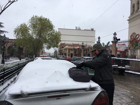 Los vehículos quedaron llenos de nieve.