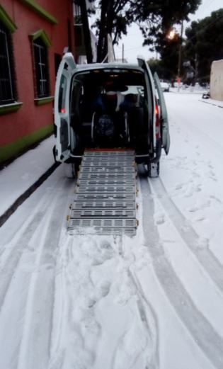 En Acuña se brindó apoyo a las personas con alguna discapacidad para su traslado a un albergue.