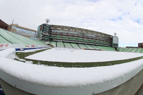En el estadio TSM de la Comarca Lagunera, casa del club Santos Laguna, la cancha se 'pintó' de blanco.