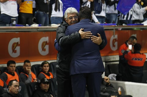 Mohamed y Ferreti se abrazan antes del partido.