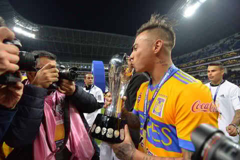 El chileno Eduardo Vargas marcó el primero de los dos goles de su equipo.