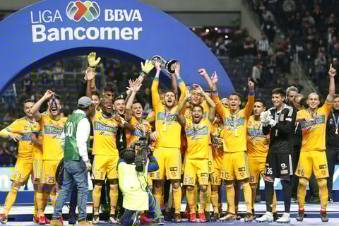 La plantilla de Tigres celebra la coronación.