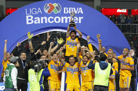 Damián Álvarez fue el encargado de levantar el campeonato.