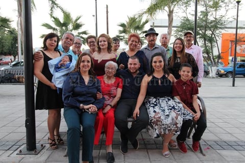 10122017 LA FOTO DEL RECUERDO.  Rosa Isela y Vladimir con sus familiares.