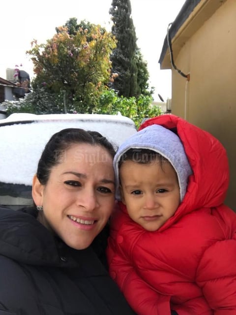 11122017 LINDA POSTAL.  Inglaterra y su hijo, Emmanuel.