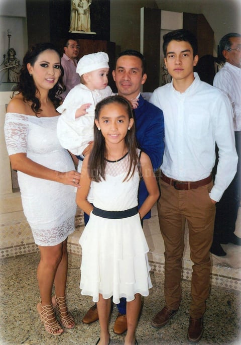 10122017 El pequeño acompañado de su familia.