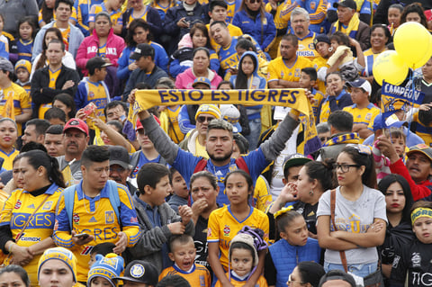 Los fieles mostraron sus bufandas.