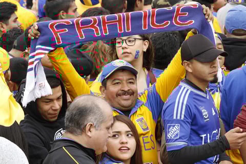 Las bufandas francesas estuvieron presentes para hacer sentir a Gignac como en casa.