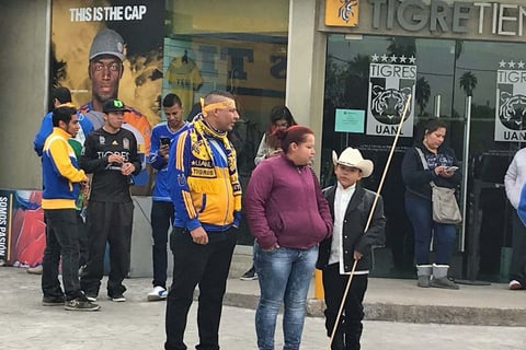 Aficionados "tigres" llegaron desde temprana hora para esperar el arribo de su equipo.