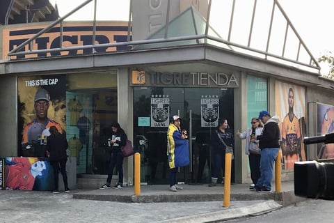Algunos aficionados montaron guardia en la tienda oficial para comprar algunos artículos del club.