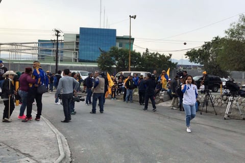 Aficionados se dieron cita desde temprano en la "Macroplaza".
