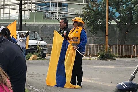Sin importar las condiciones climatologícas, los fieles llegaron desde temprano para ocupar un lugar.