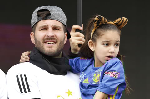 El francés Andre-Pierre Gignac acompañado de su hija.