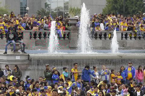 La afición de los Tigres no dudo en abarrotar la "Macroplaza" para estar en el festejo con su equipo.