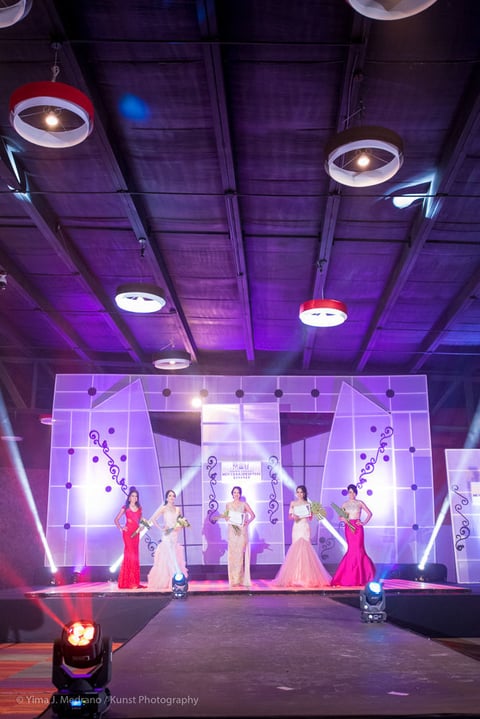 Las concursantes pasaron por varias etapas, entre ellas la casual, de traje de baño, vestido de noche y la auto presentación.