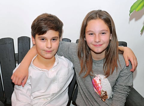 12122017 POSAN PARA LA FOTO.  Diego y Sofi.