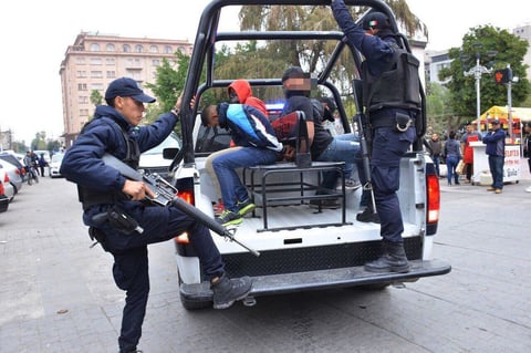 Se realizó un despliegue policiaco que derivó en la captura de los supuestos ladrones, mismos que fueron sometidos y asegurados en la parte exterior del local.
