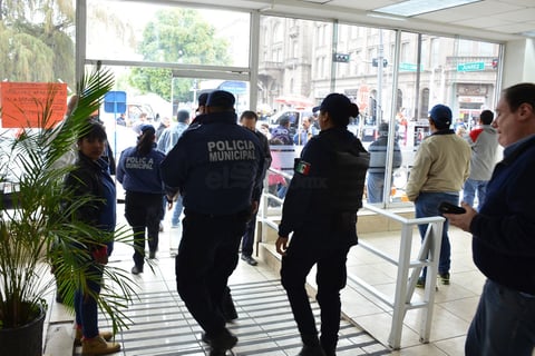 Cuatro sujetos con armas de fuego cortas ingresaron al sitio y con lujo de violencia amagaron a los empleados para despojarlos del dinero en efectivo y de sus pertenencias.