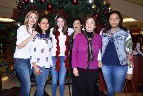 15122017 PRESENTACION DE VILLANCICOS NAVIDEñOS.  Tony, Sandra, Sara, Rosa, Sara y María José.