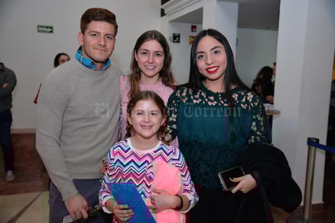 15122017 EN UNA OBRA DE TEATRO.  Alejandro, Regina, Paulina y Jimena.