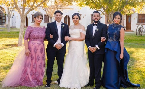 16122017 Familiares acompaÃ±ando a los novios.
