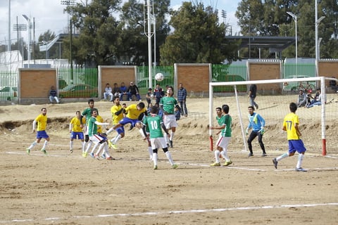 En un marco inmejorable los dos equipos saltaron al terreno de juego de la Prepa con cierta precaución.